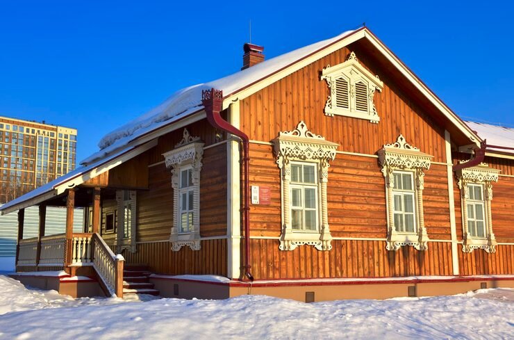 novosibirsk-siberia-russia-01292022-restored-housemuseum-engineer-budagov-wooden-house_433016-3524
